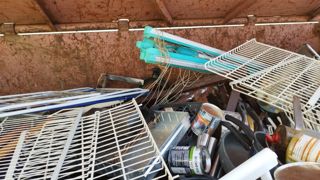 Blick von oben auf den Schrott im Altmetallcontainer